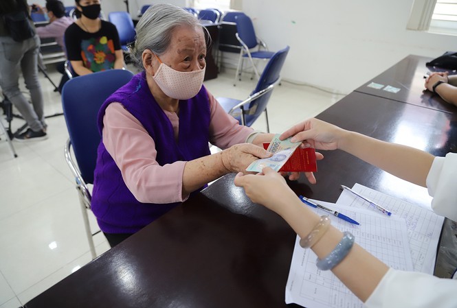 Người dân nhận tiền hỗ trợ COVID-19 tại Hà Nội