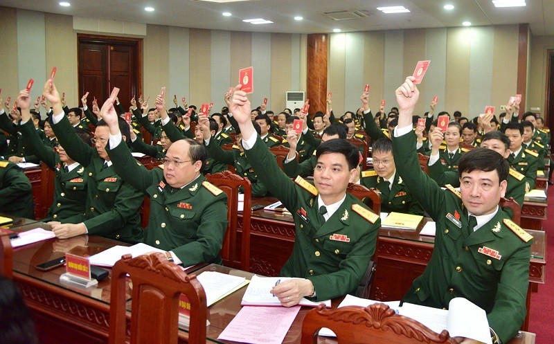 Các đại biểu biểu quyết tại ĐH Đảng bộ Bộ Tư lệnh Thủ đô Hà Nội