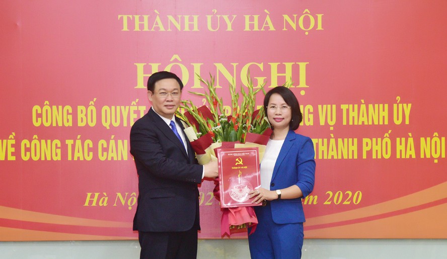 Bí thư Hà Nội Vương Đình Huệ trao quyết định và chúc mừng bà Bùi Huyền Mai