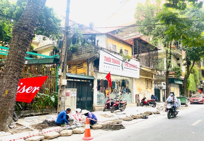 Đại diện Ban quản lý dự án quận Hai Bà Trưng khẳng định, đường dây còn tồn tại trên phố Nguyễn Bỉnh Khiêm là dây cáp, dây điện vô chủ, đơn vị quản lý chưa thanh thải theo quy định