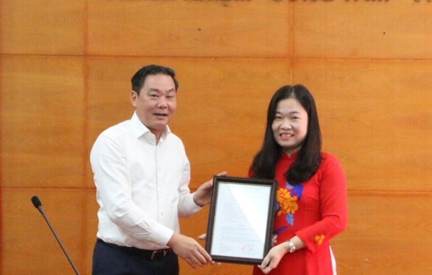 Phó Chủ tịch UBND thành phố Hà Nội Lê Hồng Sơn trao quyết định cho bà Phạm Thị Thanh Hương
