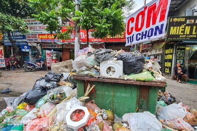 Rác thải ùn ứ ở nội đô Hà Nội khi người dân chặn xe chở rác vào bãi rác Nam Sơn