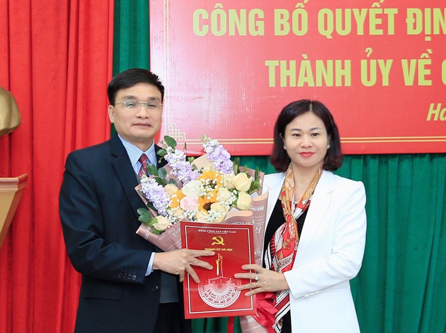 Phó Bí thư Thường trực Thành ủy Hà Nội Nguyễn Thị Tuyến trao quyết định của Ban Thường vụ Thành ủy và tặng hoa chúc mừng ông Nguyễn Trường Sơn