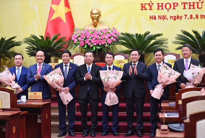 Lãnh đạo Thành ủy, HĐND, UBND thành phố Hà Nội tặng hoa chúc mừng các Phó Chủ tịch UBND thành phố Hà Nội được bầu tại Kỳ họp thứ 18 HĐND thành phố Hà Nội
