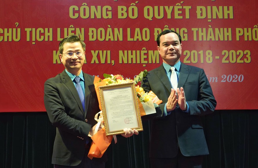 Chủ tịch Tổng Liên đoàn Lao động Việt Nam Nguyễn Đình Khang trao quyết định và tặng hoa chúc mừng Chủ tịch Liên đoàn Lao động thành phố Hà Nội Nguyễn Phi Thường. 
