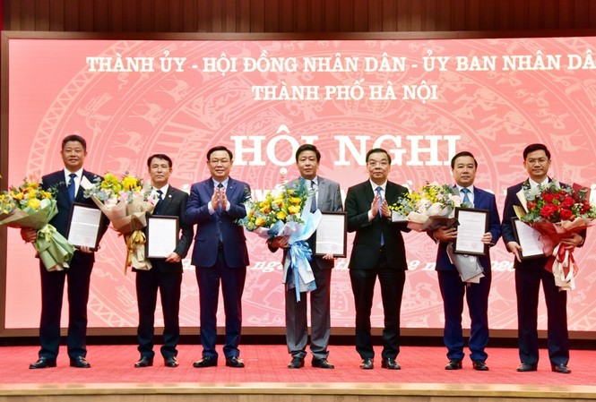 Bí thư Thành ủy Hà Nội Vương Đình Huệ thừa ủy quyền của Thủ tướng Chính phủ trao quyết định phê chuẩn kết quả bầu chức vụ cho Phó Chủ tịch UBND thành phố Hà Nội nhiệm kỳ 2016 - 2021.