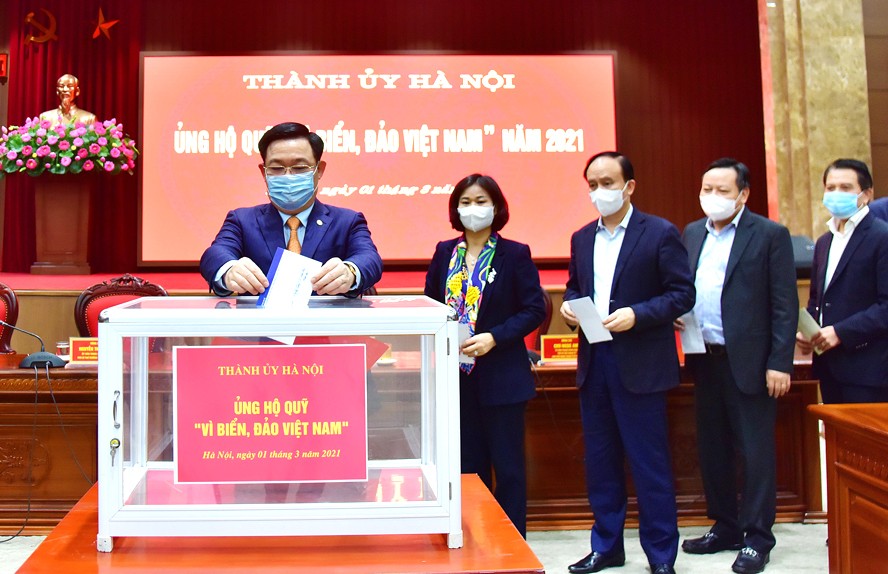 Bí thư Thành ủy Hà Nội Vương Đình Huệ và các lãnh đạo thành phố Hà Nội ủng hộ Quỹ "Vì biển, đảo Việt Nam"