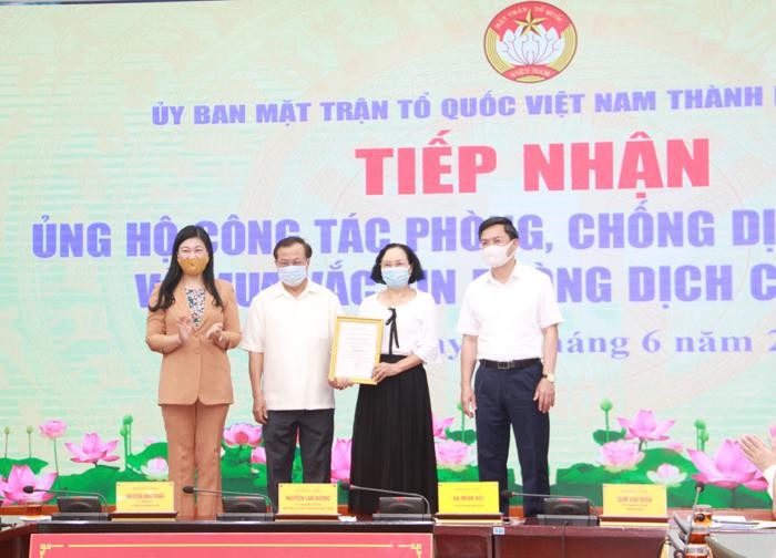Gia đình nguyên Bí thư Thành ủy Hà Nội Phạm Quang Nghị ủng hộ kinh phí mua vắc xin phòng, chống dịch COVID-19