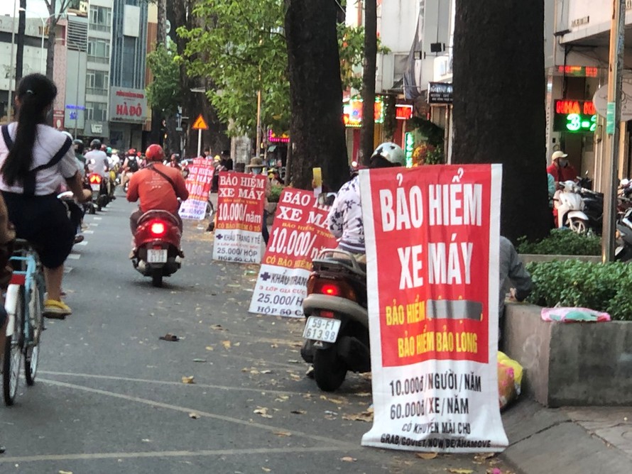Bảo hiểm xe máy vỉa hè "siêu rẻ" bán trên nhiều tuyến đường Sài Gòn