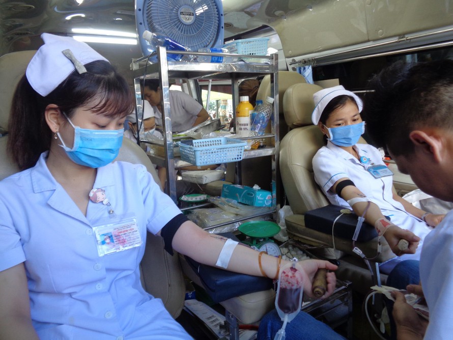 Y bác sĩ BV quận Thủ Đức tham gia hiến máu nhân đạo