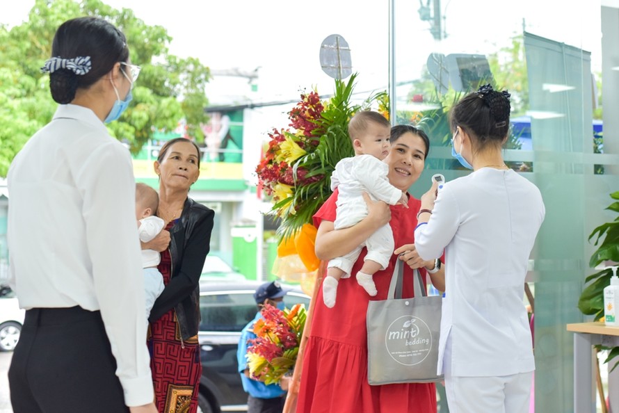 Người dân Quảng Nam đưa trẻ em đến tiêm vắc-xin tại VNVC