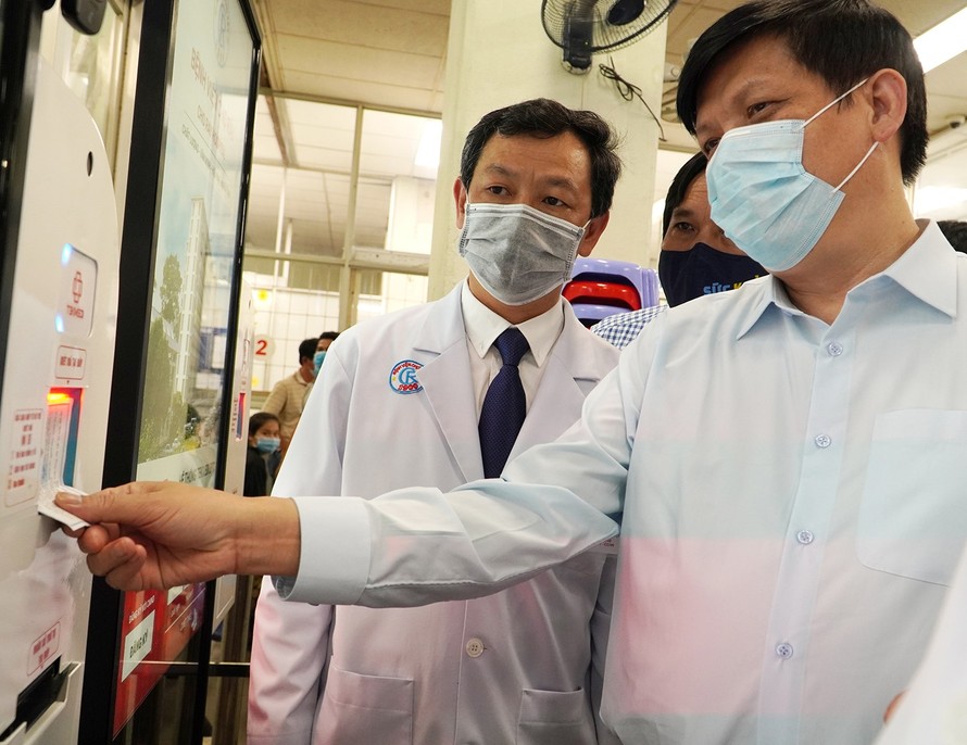 Bộ trưởng Bộ Y tế Nguyễn Thanh Long trải nghiệm mô hình khai báo y tế tự động tại BV Chợ Rẫy