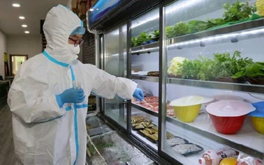 Lấy mẫu thực phẩm đông lạnh nhập khẩu để kiểm tra virus SARS-CoV-2 (ảnh: Ban ATTP)