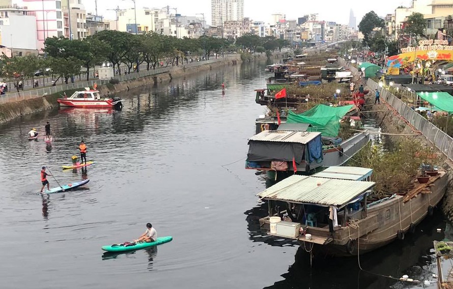 Chèo thuyền SUP lướt sông Sài Gòn đi chợ hoa Tết