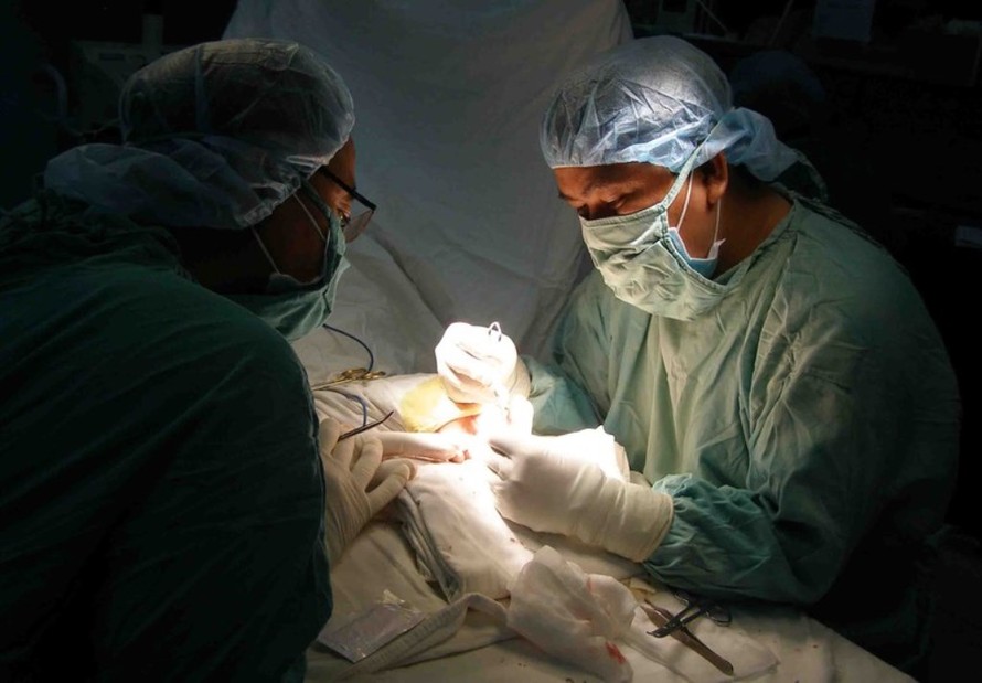 Phẫu thuật bàn tay cho bệnh nhân bị pháo nổ (ảnh:BVCC)