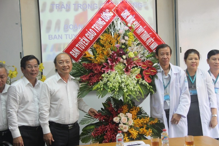 Đoàn công tác Ban Tuyên giáo TƯ chúc mừng ngày Thầy thuốc Việt Nam