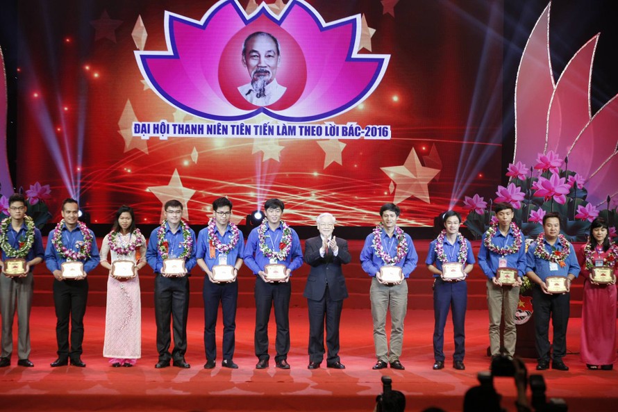 Tổng Bí thư Nguyễn Phú Trọng trao Kỷ niệm chương cho 20 đại biểu thanh niên tiên tiến làm theo lời Bác xuất sắc nhất trong giai đoạn 2014 - 2016. Ảnh: Như Ý