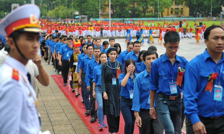 Các đại biểu thanh niên tiên tiến làm theo lời Bác năm 2016 vào lăng viếng Chủ tịch Hồ Chí Minh Ảnh: Xuân Tùng