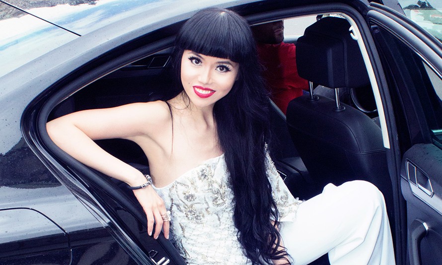 Siêu mẫu Việt lộng lẫy trong loạt show tại tuần lễ thời trang Paris