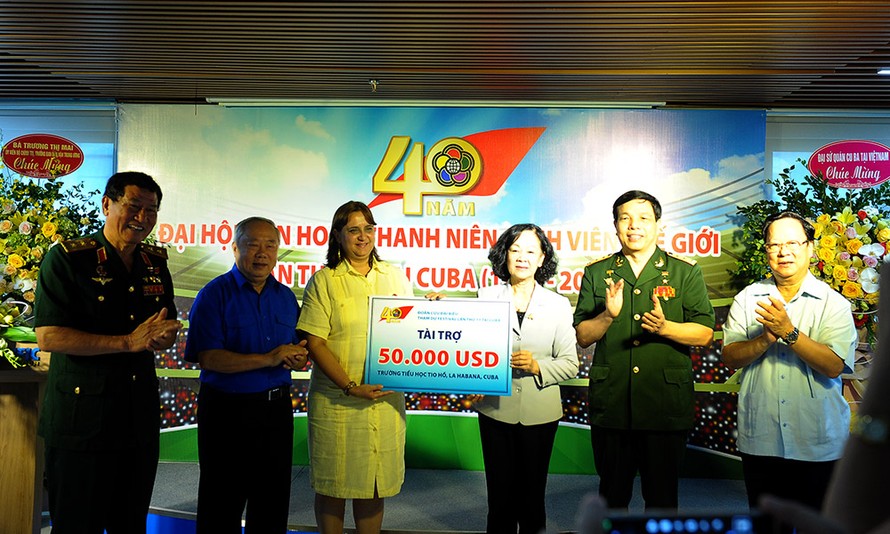 Bà Trương Thị Mai đã thay mặt các cựu đại biểu tham gia festival lần thứ 11 tại Cuba trao tài trợ 50.000 USD Mỹ cho học sinh Trường Tiểu học Tio Hồ (Bác Hồ) tại Cu Ba