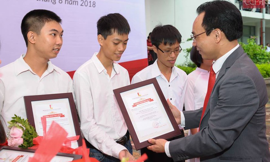PGS. Hoàng Minh Sơn - Hiệu trưởng trường ĐHBK Hà Nội trao học bổng cho các thủ khoa đầu vào tại Lễ khai giảng năm học mới 2018 - 2019