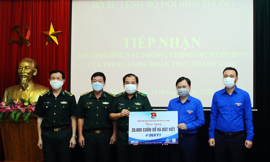 Anh Nguyễn Anh Tuấn trao tặng 20 nghìn cuốn sổ và 50 nghìn bút viết, trị giá hơn 800 triệu đồng.