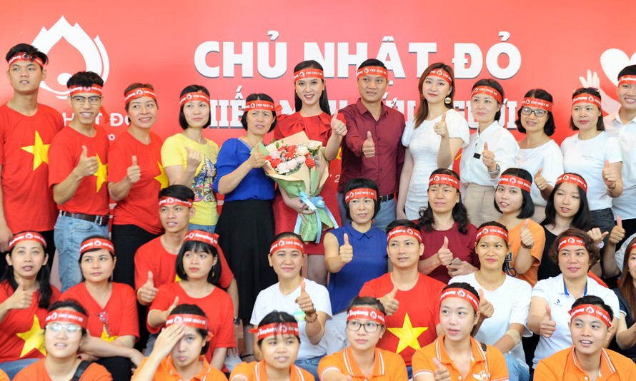 Hai người đẹp Việt Nam rạng ngời trong ngày hội hiến máu Chủ nhật Đỏ