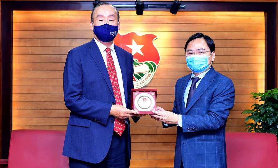 Anh Nguyễn Anh Tuấn - Bí thư Thứ nhất T.Ư Đoàn tặng biểu trưng Đoàn TNCS Hồ Chí Minh cho Tiến sĩ Kidong Park - Trưởng đại diện WHO tại Việt Nam.