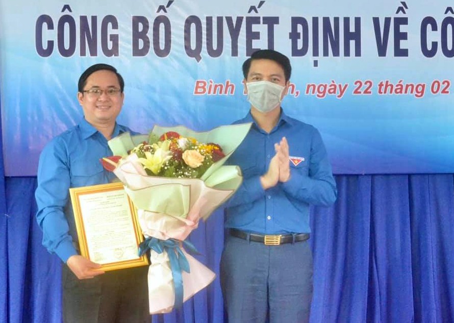 Anh Nguyễn Ngọc Lương trao quyết định đi thực tế cơ sở tại Tỉnh Đoàn Bình Thuận