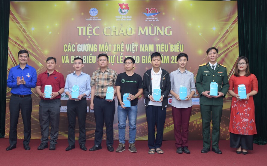 Anh Bùi Quang Huy tặng quà các gương mặt trẻ tiêu biểu năm 2020. Ảnh: Dương Triều