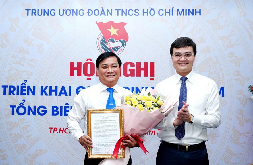 Anh Bùi Quang Huy trao quyết định bổ nhiệm Tổng Biên tập báo Thanh Niên cho nhà báo Nguyễn Ngọc Toàn. Ảnh: Báo Thanh Niên