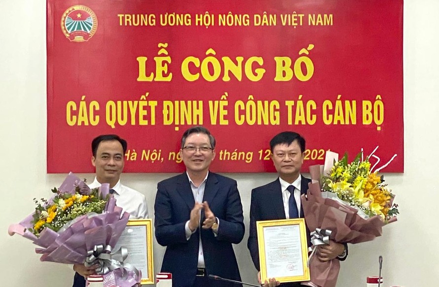 Chủ tịch Hội NDVN Lương Quốc Đoàn trao quyết định về công tác cán bộ đối với ông Lê Ngọc Thắng (ngoài cùng bên phải), anh Nguyễn Hồng Hải (ngoài cùng bên trái).