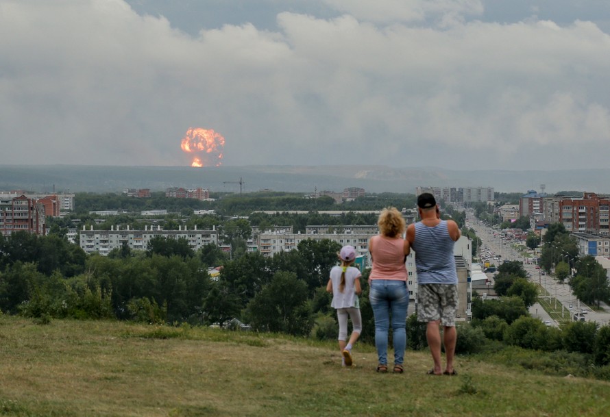Một gia đình chứng kiến cảnh vụ nổ ngày 5-8 ở vùng Arkhangelsk, Nga.