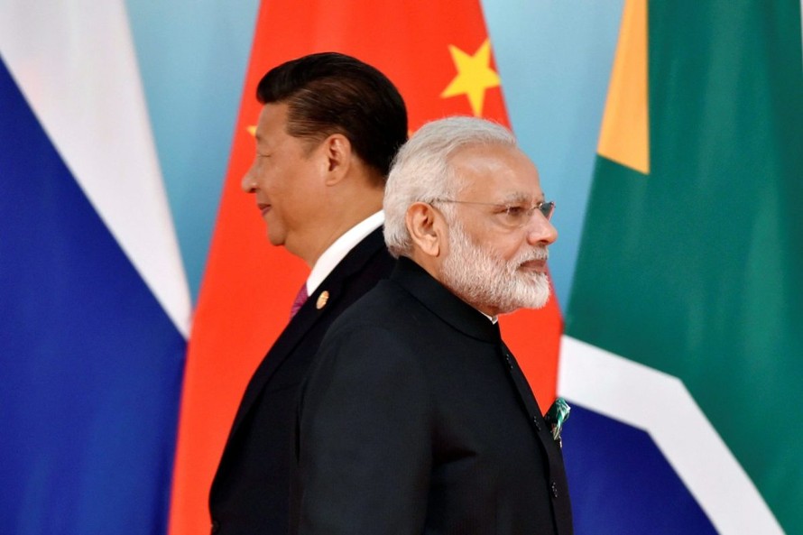 Chủ tịch Trung Quốc Tập Cận Bình và Thủ tướng Ấn Độ Narendra Modi tham dự buổi chụp ảnh nhóm trong Hội nghị thượng đỉnh BRICS tại Trung tâm Triển lãm và Hội nghị Quốc tế Hạ Môn ở Hạ Môn, Phúc Kiến ngày 4/9/2017