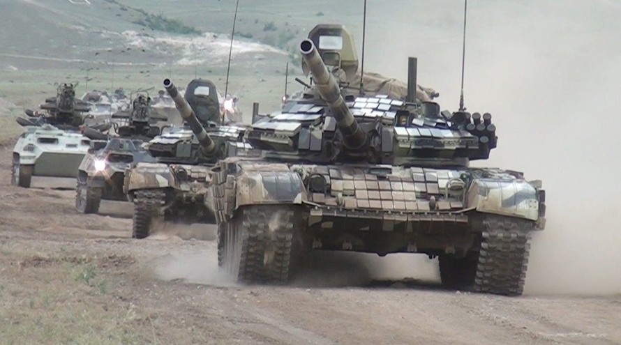 Nga bán vũ khí cho cả hai đối thủ. Trong ảnh: Xe tăng do Nga sản xuất trong quân đội Azerbaijan tham chiến