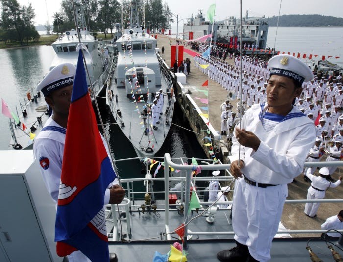 Các thủy thủ Campuchia nâng cờ Campuchia trên tàu tuần tra của hải quân Trung Quốc trong buổi lễ bàn giao tại căn cứ hải quân Ream, ngày 7 tháng 11 năm 2007. REUTERS