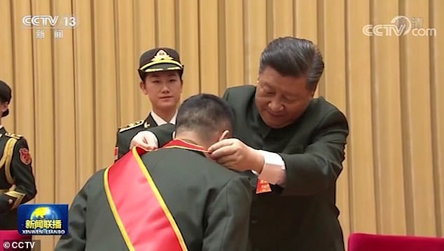 Ảnh chụp màn hình từ CCTV cho thấy một nhóm quân nhân được Chủ tịch Tập và các quan chức trao thưởng.