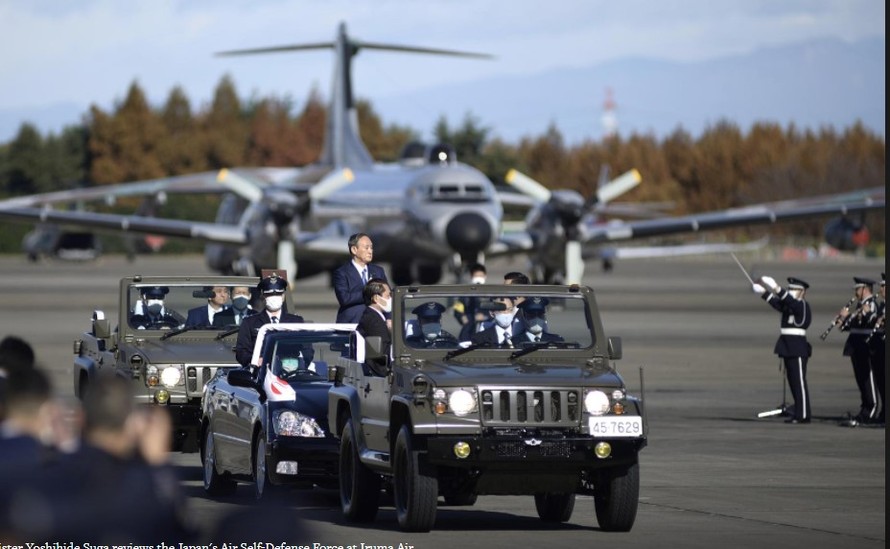 Thủ tướng Nhật Bản Yoshihide Suga duyệt binh Lực lượng Phòng vệ Trên không của Nhật Bản tại Căn cứ Không quân Iruma ở Sayama, tỉnh Saitama, Nhật Bản, ngày 28 tháng 11 năm 2020. 