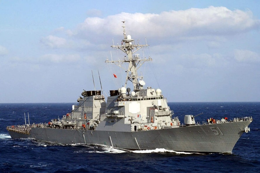 Tàu khu trục tên lửa dẫn đường USS Arleigh Burke (DDG 51) của hải quân Mỹ trên biển Địa Trung Hải.