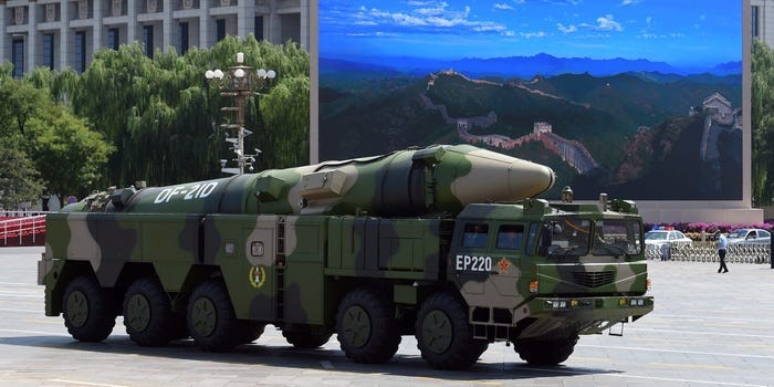 Một tên lửa DF-21D "sát thủ tàu sân bay" của Trung Quốc trên Quảng trường Thiên An Môn của Bắc Kinh, ngày 3 tháng 9 năm 2015.