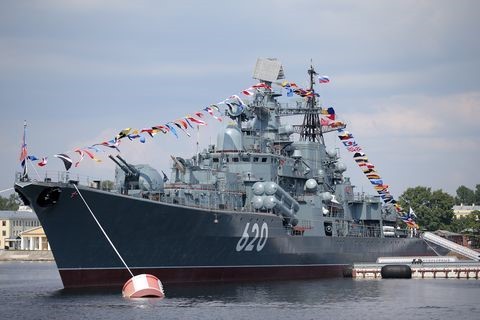 Tàu Bespokoynyy năm 2018 chuẩn bị cho cuộc diễu hành Ngày Hải quân Nga hàng năm. Các bệ phóng tên lửa chống hạm Moskit lớn được bố trí ở hai bên thân tàu.
