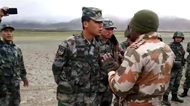 Lính Trung Quốc và Ấn Độ trong một lần đụng độ ở biên giới