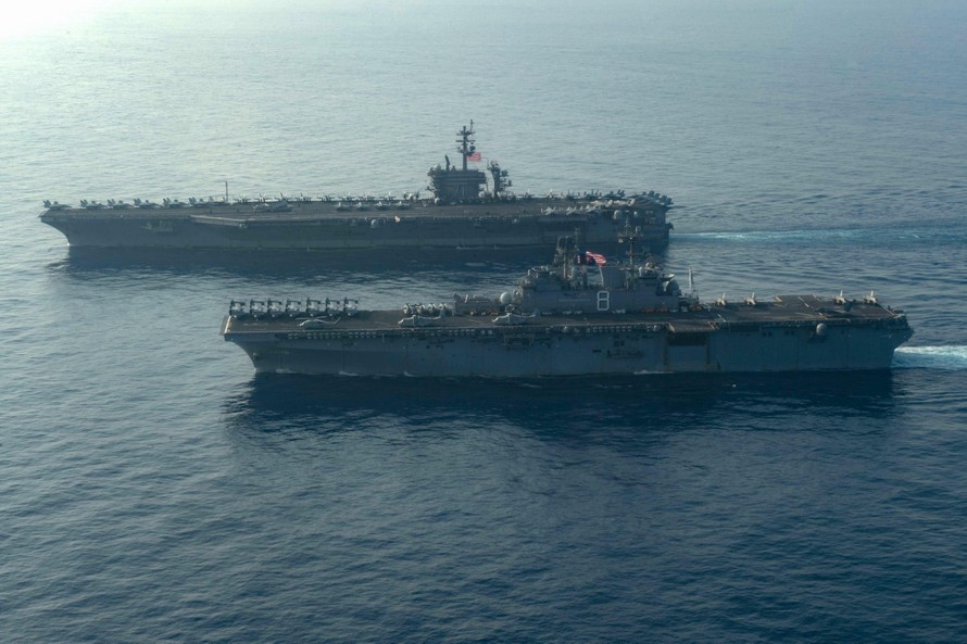 Tàu đổ bộ USS Makin (LHD-8) và tàu sân bay USS Theodore Roosevelt (CVN-71) quá cảnh Biển Đông vào ngày 9 tháng 4 năm 2021. Ảnh: Hải quân Mỹ