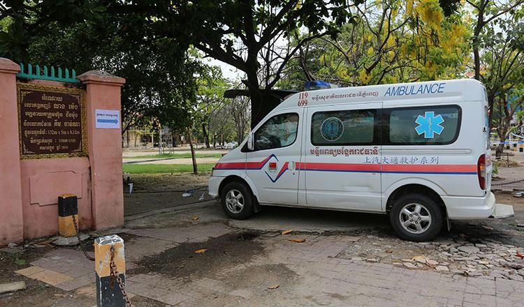 Xe cấp cứu vào bệnh viện dã chiến phục vụ bệnh nhân COVID-19 mở trong trường học ở Campuchia