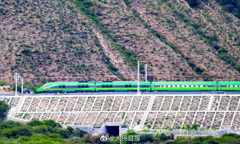 Tuyến tàu cao tốc nối giữa Lhasa và Nyingchi. (Ảnh: People’s Daily)