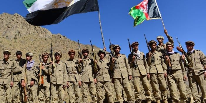 Lực lượng kháng chiến Afghanistan chống Taliban tham gia một cuộc huấn luyện quân sự tại khu vực Malimah, huyện Dara, tỉnh Panjshir. Hình ảnh: Ahmad Sahel Arman / Getty