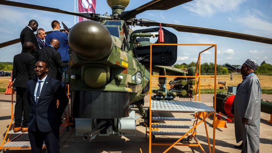 Phái đoàn Nigeria kiểm tra một máy bay trực thăng quân sự Mil Mi-28NE Night Hunter của Nga trong ngày khai mạc Triển lãm Hàng không và Vũ trụ Quốc tế MAKS-2021 tại Zhukovsky, ngoại ô Moscow vào ngày 20 tháng 7 năm 2021.
