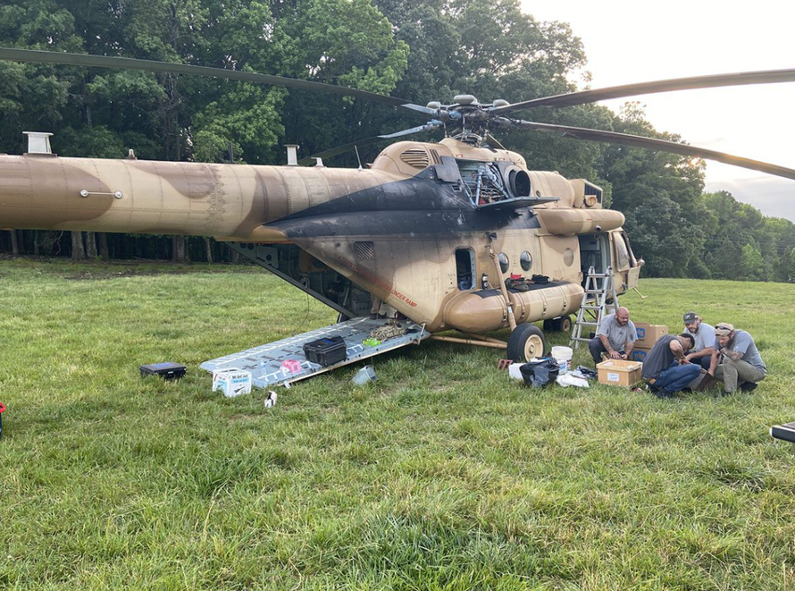 Trực thăng Mi-17 đang được sửa chữa tại một trang trại ở bắc California. (Hình ảnh: Air Facts)