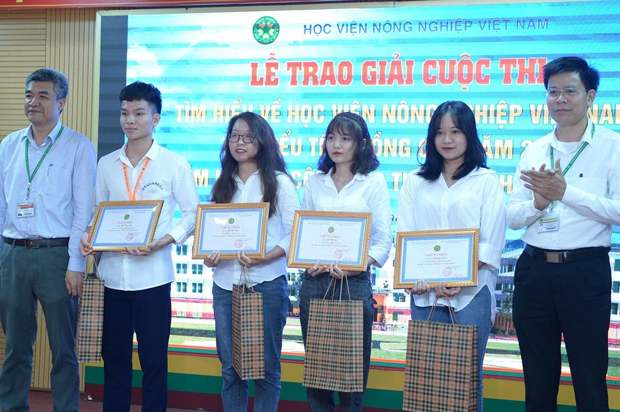 Trao giải Cuộc thi tìm hiểu về Học viện Nông nghiệp Việt Nam