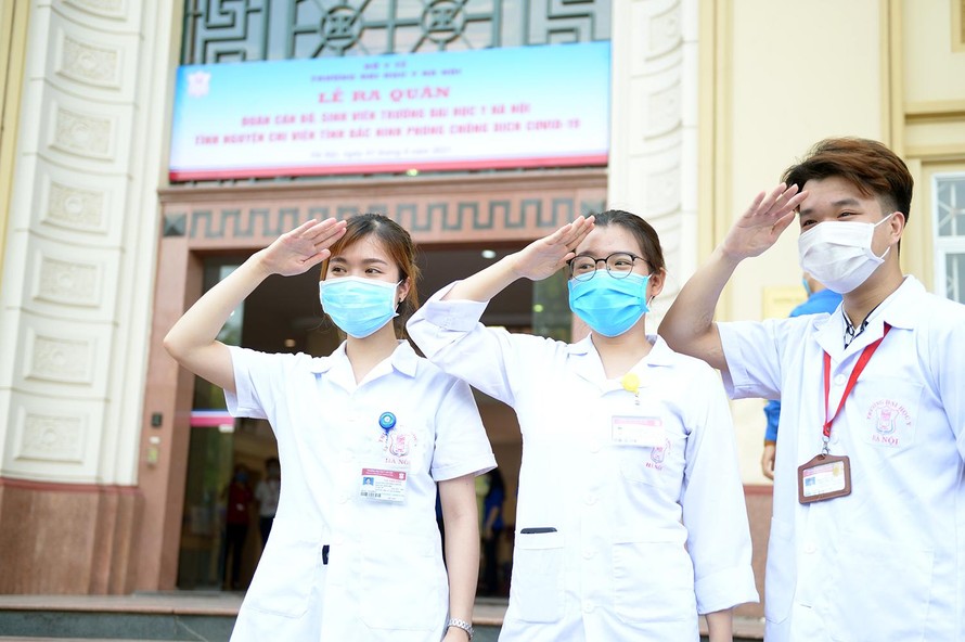 Sinh viên trường ĐH Y Hà Nội tình nguyện lên đường hỗ trợ chống dịch COVID-19 tại Bắc Giang. Ảnh: DƯƠNG TRIỀU